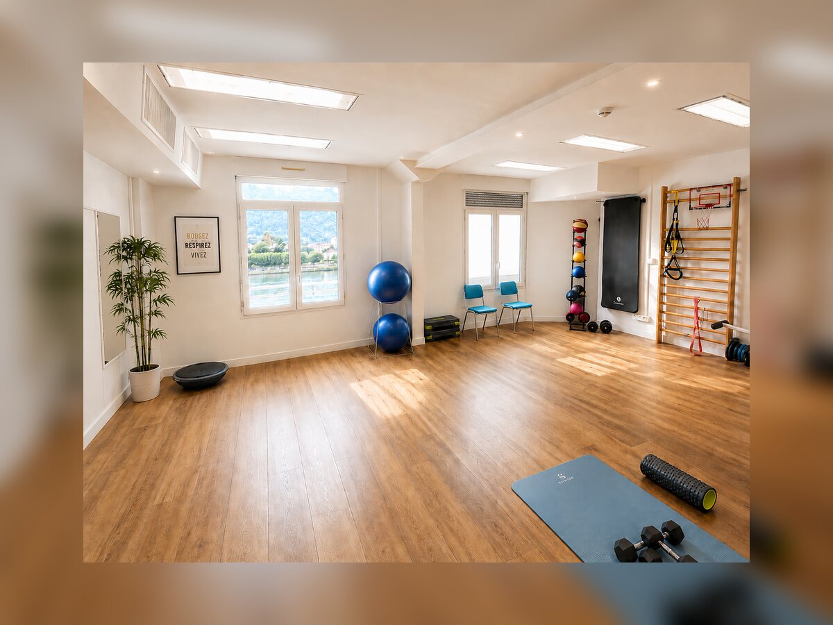 Le grand gymnase lumineux du plateau technique, parquet et vue sur le Rhône