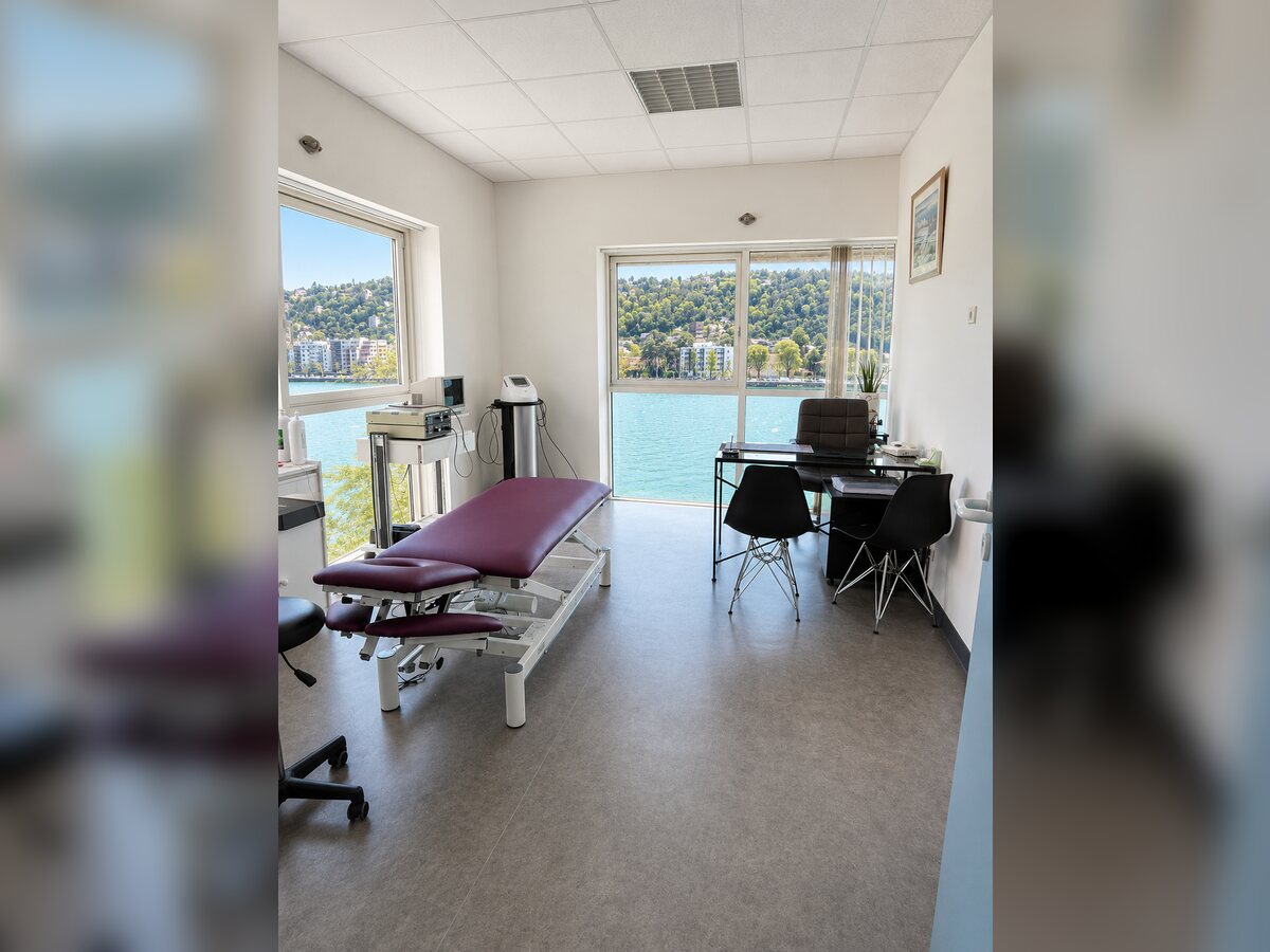 Une salle de soins individuelle, lumineuse, avec vue sur le Rhône